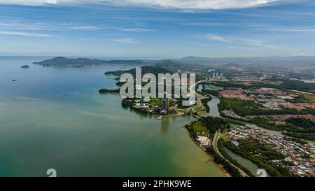 Moschee Bandaraya Kota und Panoramablick auf die Stadt. Kinabalu. Sabah, Borneo. Malaysia. Stockfoto