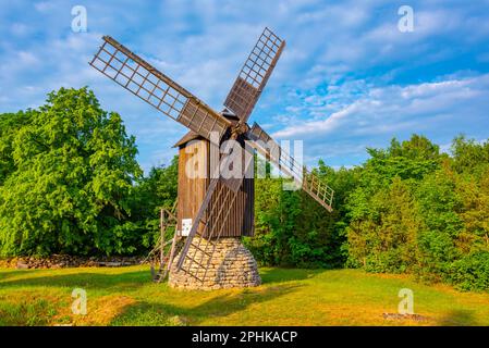 Windmühle auf der Insel Saaremaa in Estland. Stockfoto