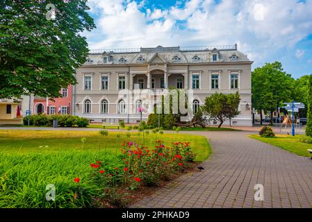 Blick auf den Hauptplatz in Pärnu, Estland Stockfoto