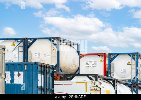 Chemikalienbehälter. ISO-Tankbehälter für Chemikalienzufuhr. Transport von flüssigen Massengütern. Chemieunternehmen. Containerfrachtbereich. Globale Logistik Stockfoto