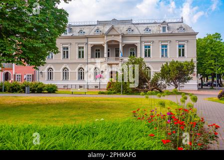 Blick auf den Hauptplatz in Pärnu, Estland Stockfoto