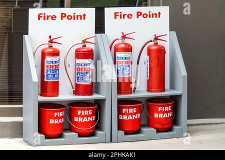 Brennpunkt mit Feuerhydranten oder Feuerlöschern und roten Feuerlöschern an einer Tankstelle für den Notfalleinsatz in Südafrikanischer Konzeptfeuerlöschausrüstung Stockfoto