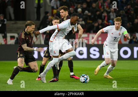 RheinEnergie Stadion Köln, Deutschland 28,3.2023, Fußball: Internationales Freundschaftsspiel, Deutschland (GER) (schwarz) vs. Belgien (Bel) (weiß) - von links: David Raum (GER), Florian Wirtz (GER), Leon Goretzka (GER),Dodi Lukebakio (Bel), Kevin de Bruyne (BEL) Stockfoto