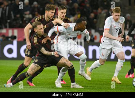 RheinEnergie Stadion Köln, Deutschland 28,3.2023, Fußball: Internationales Freundschaftsspiel, Deutschland (GER) (schwarz) vs. Belgien (Bel) (weiß) - von links: David Raum (GER), Leon Goretzka (GER), Florian Wirtz (GER), Dodi Lukebakio (Bel), Kevin de Bruyne (BEL) Stockfoto