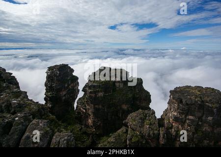 Steile und erodierte schwarze Sandsteinsäulen am Rand von Auyan tepui, Venezuela Stockfoto