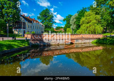 Kleine Brücke in der lettischen Stadt Kuldiga. Stockfoto