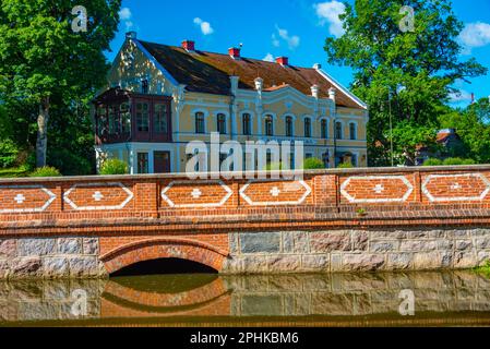 Kleine Brücke in der lettischen Stadt Kuldiga. Stockfoto