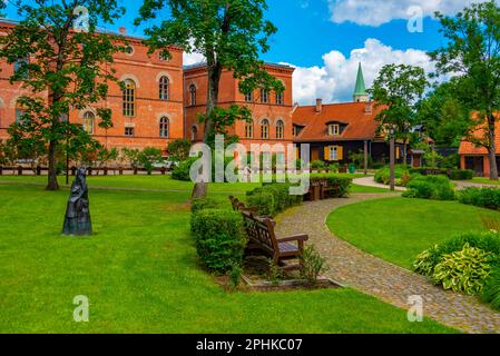 Backsteingebäude hinter Schloss Parki in Kuldiga, Lettland. Stockfoto