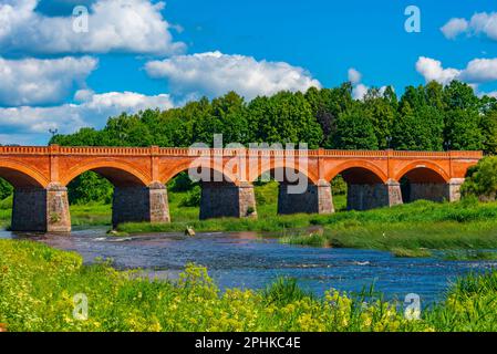 Kuldiga-Backsteinbrücke über die Venta in Lettland. Stockfoto