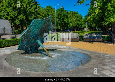 Regenschirmbrunnen im grünen Park in der lettischen Stadt Ventspils. Stockfoto