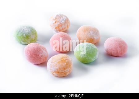 Japanischer farbenfroher Mochi isoliert auf weißem Hintergrund Stockfoto