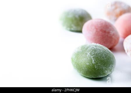 Japanischer farbenfroher Mochi isoliert auf weißem Hintergrund Stockfoto