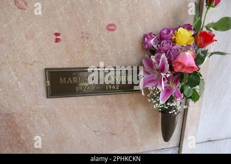 Los Angeles, Kalifornien, USA 26. März 2023 Grab der Schauspielerin Marilyn Monroe auf dem Pierce Brothers Westwood Village Memorial Park Cemetery am 26. März 2023 in Los Angeles, Kalifornien, USA. Foto: Barry King/Alamy Stock Photo Stockfoto