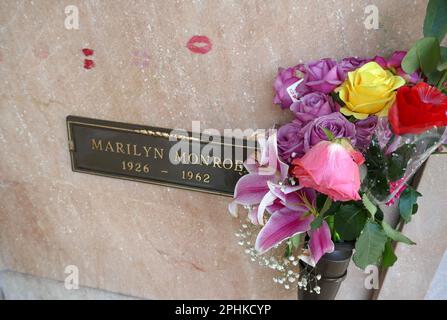 Los Angeles, Kalifornien, USA 26. März 2023 Grab der Schauspielerin Marilyn Monroe auf dem Pierce Brothers Westwood Village Memorial Park Cemetery am 26. März 2023 in Los Angeles, Kalifornien, USA. Foto: Barry King/Alamy Stock Photo Stockfoto