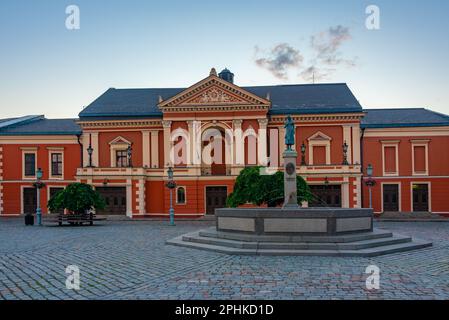 Blick auf das Drama-Theater in der litauischen Stadt Klaipeda bei Sonnenuntergang. Stockfoto