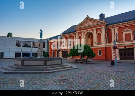 Blick auf das Drama-Theater in der litauischen Stadt Klaipeda bei Sonnenuntergang. Stockfoto