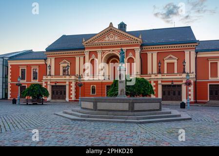 Blick auf das Drama-Theater in der litauischen Stadt Klaipeda bei Sonnenuntergang. Stockfoto