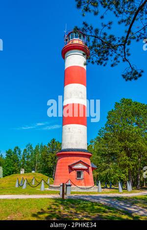 Sommertag am Leuchtturm Nida in Litauen. Stockfoto