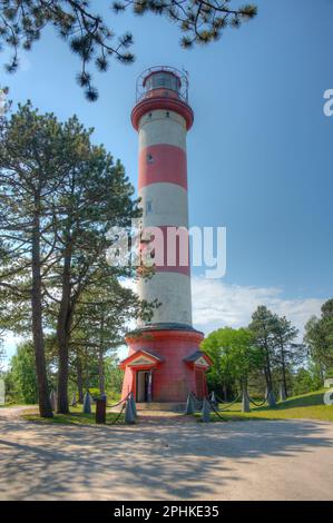 Sommertag am Leuchtturm Nida in Litauen. Stockfoto