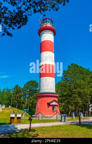 Sommertag am Leuchtturm Nida in Litauen. Stockfoto