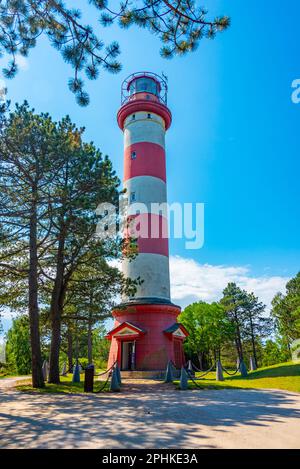 Sommertag am Leuchtturm Nida in Litauen. Stockfoto