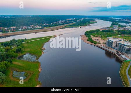 Luftaufnahme des Zusammenflusses der Flüsse Nemunas und Neris in Kaunas, Litauen. Stockfoto