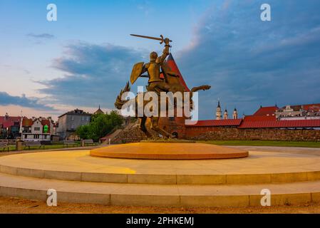 Sonnenaufgang auf das Vytis-Denkmal in Kaunas, Litauen. Stockfoto