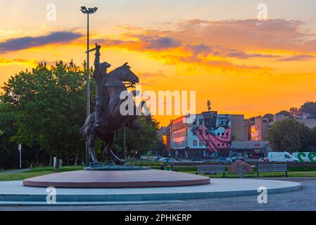 Sonnenaufgang auf das Vytis-Denkmal in Kaunas, Litauen. Stockfoto