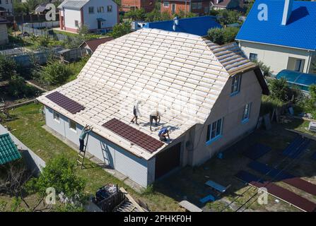 Bauarbeiter bauen ein Dach aus Schindeln, Luftaufnahme Stockfoto