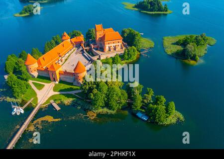 Blick aus der Vogelperspektive auf das Schloss Trakai am Galve-See in Litauen. Stockfoto