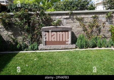 Los Angeles, Kalifornien, USA 26. März 2023 Ein allgemeiner Blick auf die Atmosphäre des Grabes des Schriftstellers/Produzenten John Jay Carsey auf dem Pierce Brothers Westwood Village Memorial Park Cemetery am 26 2023. März in Los Angeles, Kalifornien, USA. Foto: Barry King/Alamy Stock Photo Stockfoto