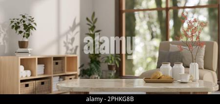 Leerer Laderaum auf Marmor-Kaffeetisch mit Brotkorb, Kaffeetasse und Dekor in gemütlichem, zeitgenössischem Wohnzimmer. 3D-Rendering, 3D-Abbildung Stockfoto