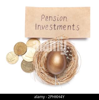 Goldenes Ei, Münzen und Karte mit Phrase Pension Investments auf weißem Hintergrund, Draufsicht Stockfoto