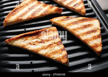 Moderner Sandwichautomat mit Brotscheiben, Nahaufnahme Stockfoto