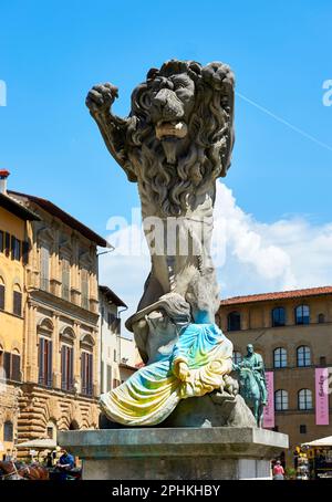 Löwendenkmal auf der Piazza della Signoria in ukrainischen Farben Stockfoto