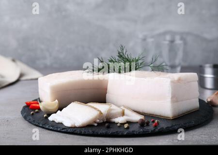 schweinefleisch mit Gewürzen auf grauem Tisch Stockfoto