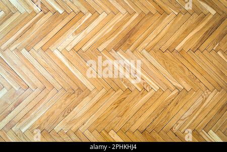 Parkettfußboden aus Holz. Altes altmodisches Parkett auf dem Boden im Wohnzimmer. Innenraumkonzept. Hochwertiges Foto Stockfoto