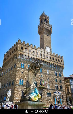 Löwendenkmal auf der Piazza della Signoria in ukrainischen Farben Stockfoto