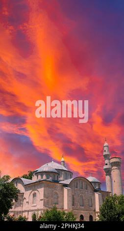 Malatya Teze Cami oder Neue Moschee oder Haci Yusuf Tas Moschee und dramatischer Himmel bei Sonnenuntergang. Ramadan- oder islamisches Vertikalfoto. Stockfoto