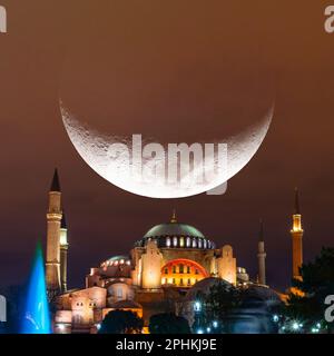 Hagia Sophia und Halbmond. Foto im quadratischen Format im Ramadan- oder islamischen Konzept. Laylat al-qadr oder kadir gecesi Hintergrundbild. Stockfoto