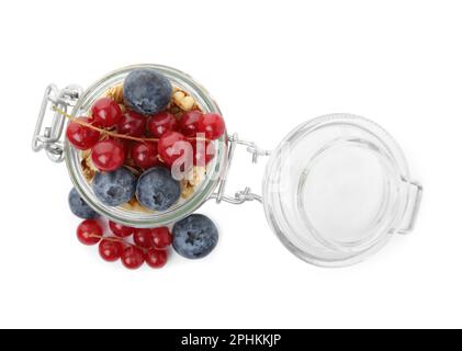 Köstlicher Joghurtparfait mit frischen Beeren auf weißem Hintergrund, Draufsicht Stockfoto