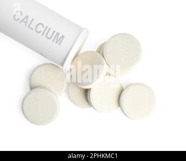 Calciumpräparat. Flasche und Tabletten auf weißem Hintergrund, Draufsicht Stockfoto