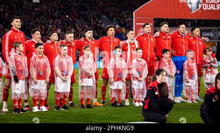 Cardiff, Großbritannien. 28/03/2023. Wales-Kollektion für die Nationalhymne. Wales gegen Lettland am 28. März 2023 in einem UEFA EURO 2024 Qualifier im Cardiff City Stadium. Kredit: Lewis Mitchell/Alamy Live News Stockfoto