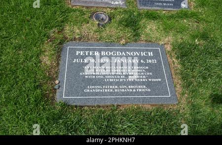 Los Angeles, Kalifornien, USA 26. März 2023 Direktor Peter Bogdanovichs Grab auf dem Pierce Brothers Westwood Village Memorial Park Cemetery am 26. März 2023 in Los Angeles, Kalifornien, USA. Foto: Barry King/Alamy Stock Photo Stockfoto