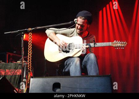 Das John Butler Trio tritt live auf der „Funky Tonight Tour“ auf. Enmore Theatre, 27.11.06. Sydney, Australien Stockfoto