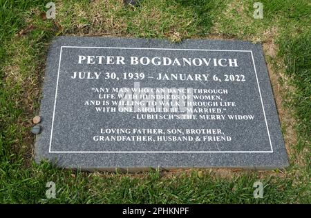 Los Angeles, Kalifornien, USA 26. März 2023 Direktor Peter Bogdanovichs Grab auf dem Pierce Brothers Westwood Village Memorial Park Cemetery am 26. März 2023 in Los Angeles, Kalifornien, USA. Foto: Barry King/Alamy Stock Photo Stockfoto