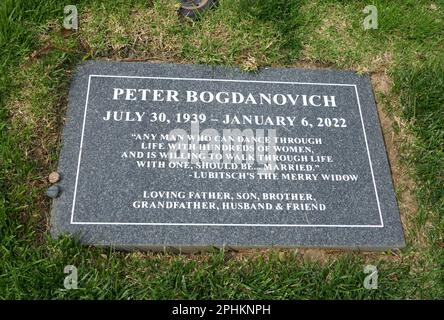 Los Angeles, Kalifornien, USA 26. März 2023 Direktor Peter Bogdanovichs Grab auf dem Pierce Brothers Westwood Village Memorial Park Cemetery am 26. März 2023 in Los Angeles, Kalifornien, USA. Foto: Barry King/Alamy Stock Photo Stockfoto