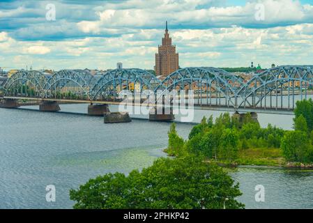 Akademie der Wissenschaften hinter einer Stahlbrücke in der lettischen Hauptstadt Riga. Stockfoto