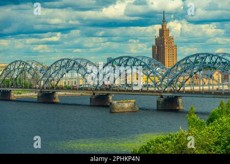 Akademie der Wissenschaften hinter einer Stahlbrücke in der lettischen Hauptstadt Riga. Stockfoto