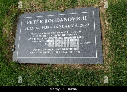 Los Angeles, Kalifornien, USA 26. März 2023 Direktor Peter Bogdanovichs Grab auf dem Pierce Brothers Westwood Village Memorial Park Cemetery am 26. März 2023 in Los Angeles, Kalifornien, USA. Foto: Barry King/Alamy Stock Photo Stockfoto